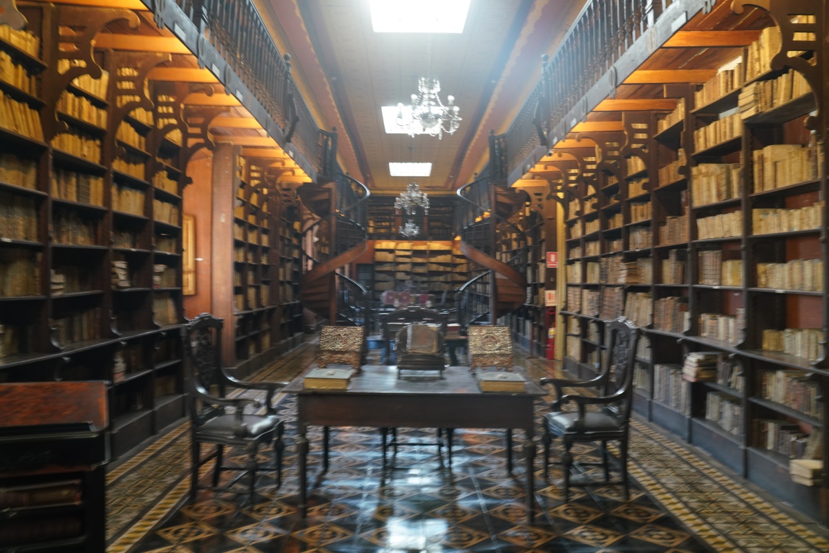 In der Bibliothek mit Harry-Potter-Charme (das Original ist in Porto)