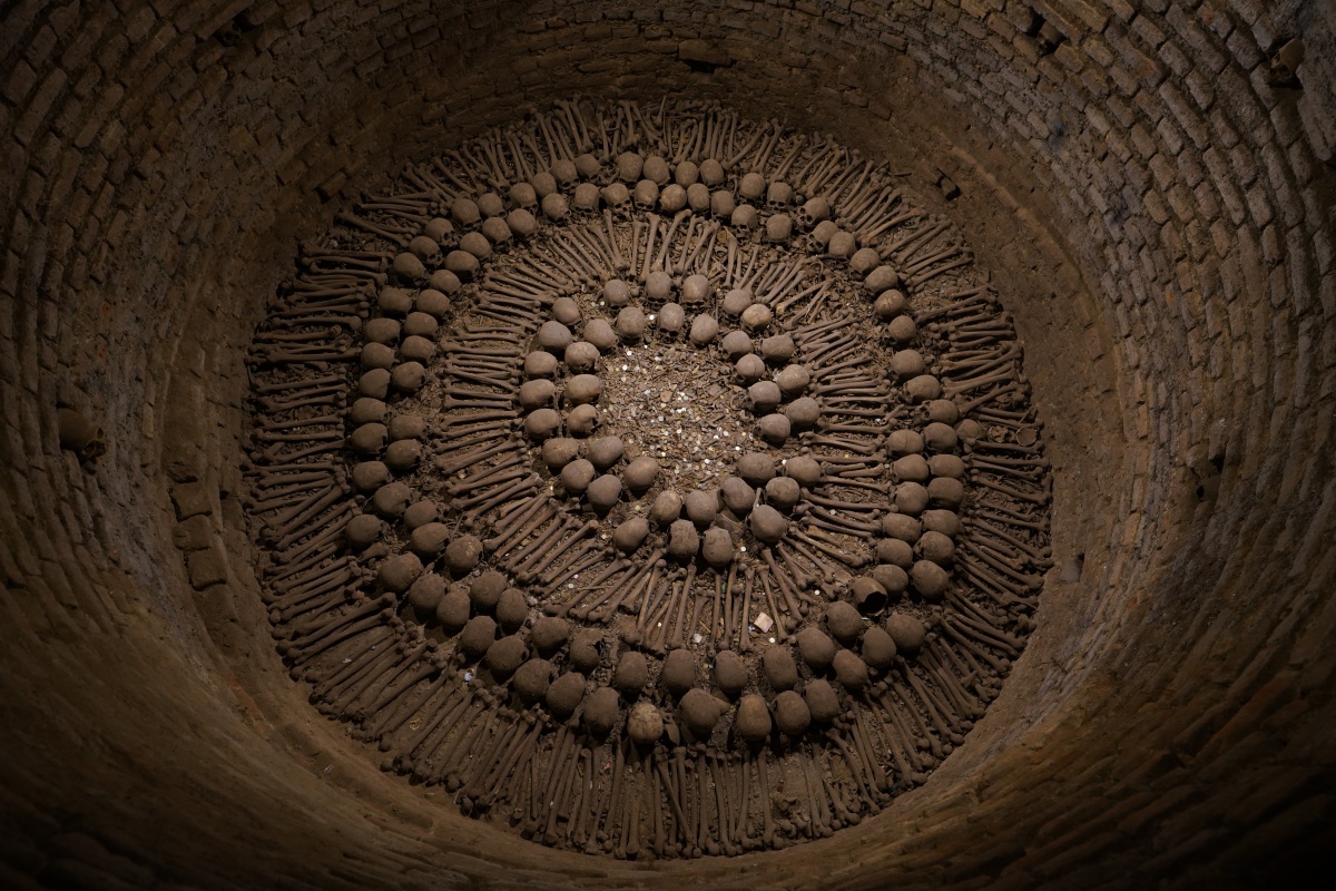Brunnen mit Knochen und – wie es sich für einen Brunnen gehört – hineingeworfenen Münzen