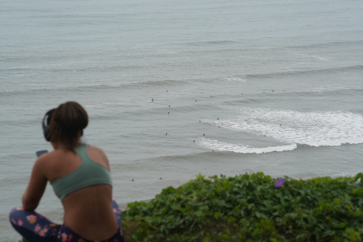 Surfer auf dem Meer vor Lima