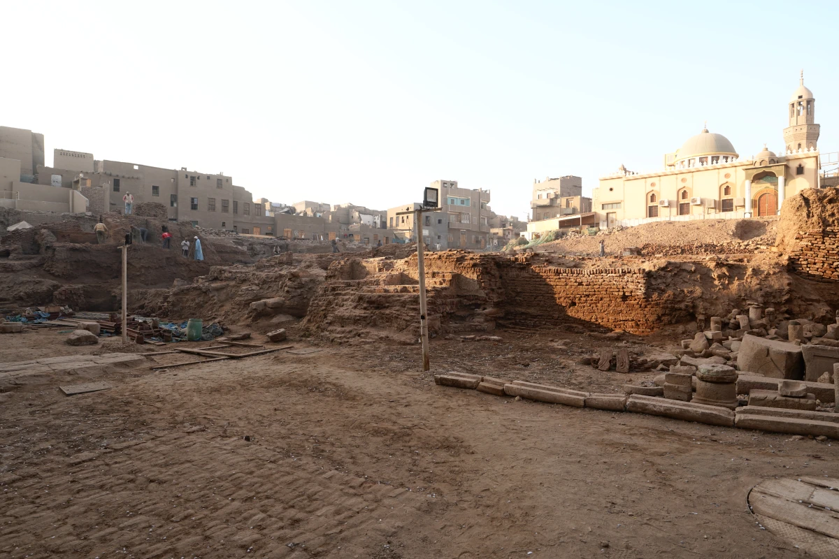 Grabungsarbeiten beim Chnum-Tempel in Esna