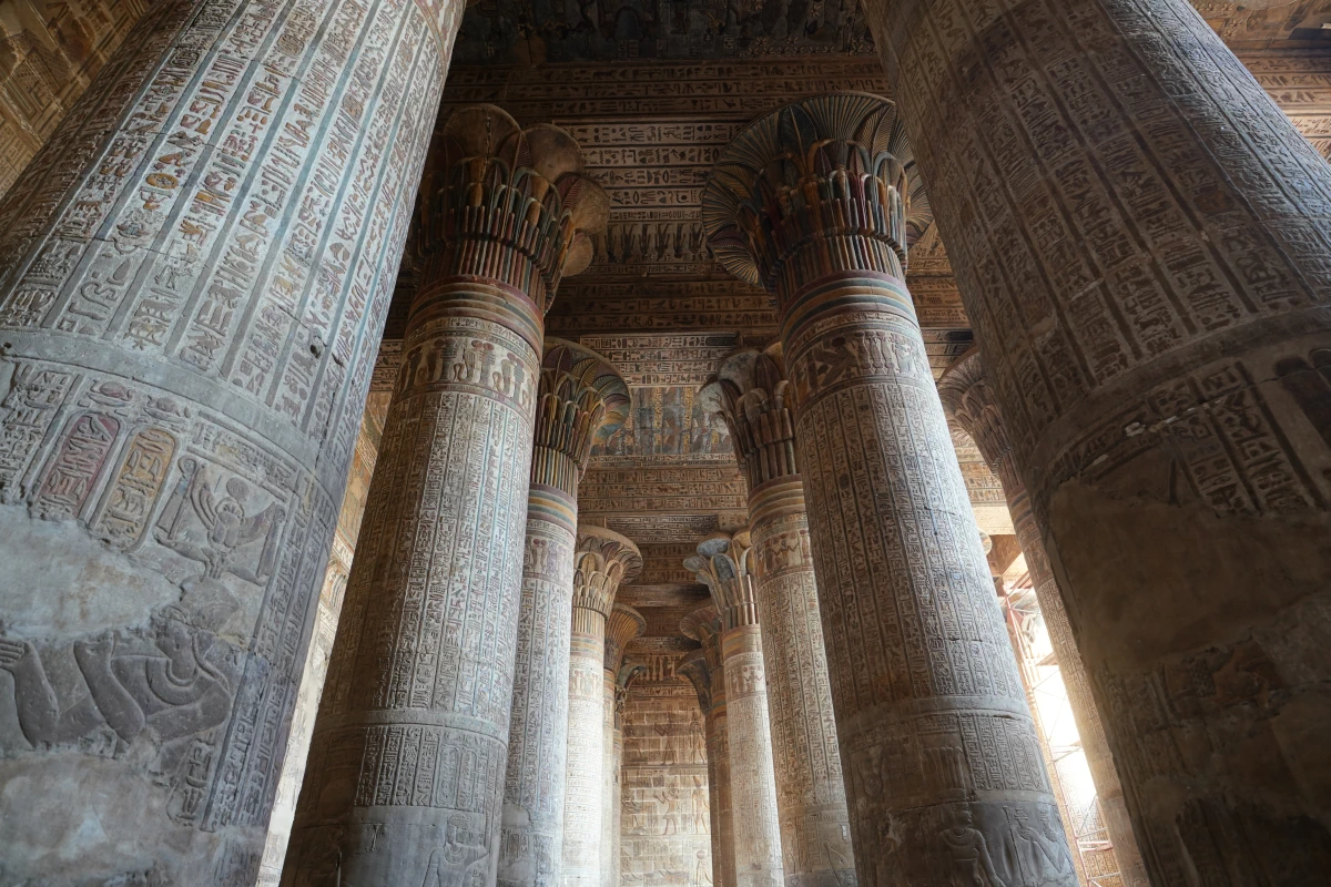 Einige der insgesamt 24 Säulen des Chnum-Tempels von Esna – der Erhaltungszustand der Farben ist sehr gut