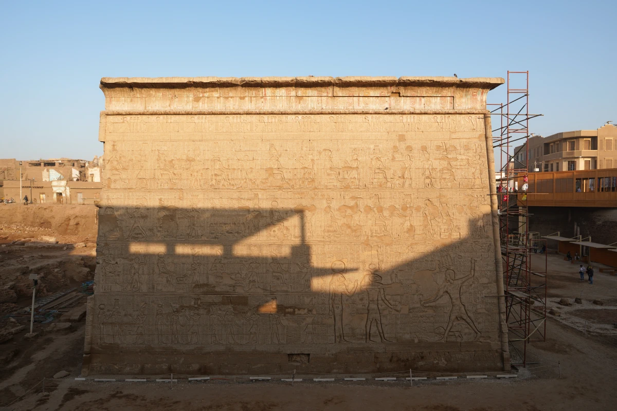 Linke Seite des Chnum-Tempels von Esna: Cäsar (rechts) packt sich die Feinde beim Schopfe und dann gibt’s mit der Keule eins auf die Nuss