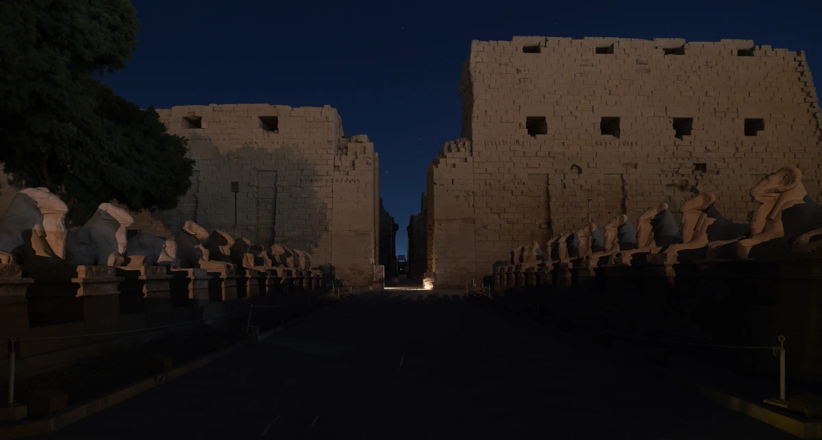 Erster Pylon des Karnak-Tempels bei Nacht