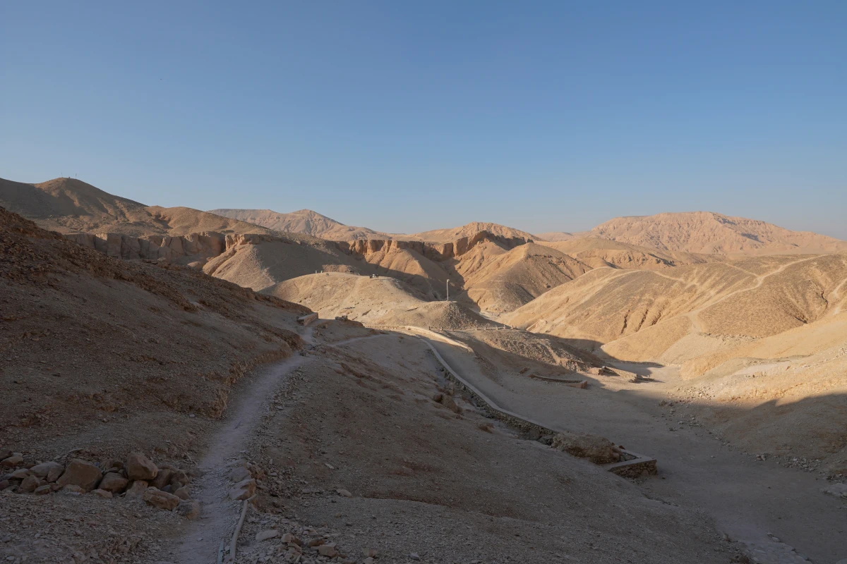 Blick vom Eingang des Grabes von Thutmosis IV. (KV43) auf den Rest des Tals des Könige