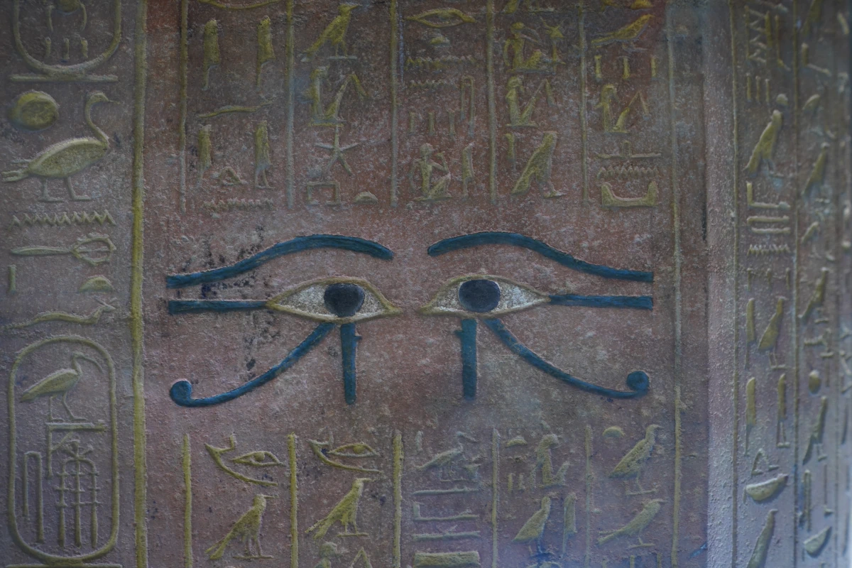 Hathor-Augen auf dem Sarkophag von Thutmosis IV. ins einem Grab (KV43) im Tal der Könige