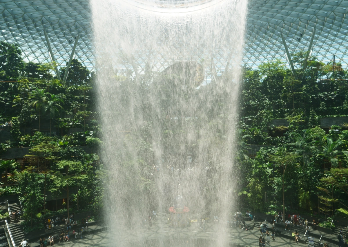 Blick aus dem SkyTrain am Flughafen Changi auf das Jewel in Singapur