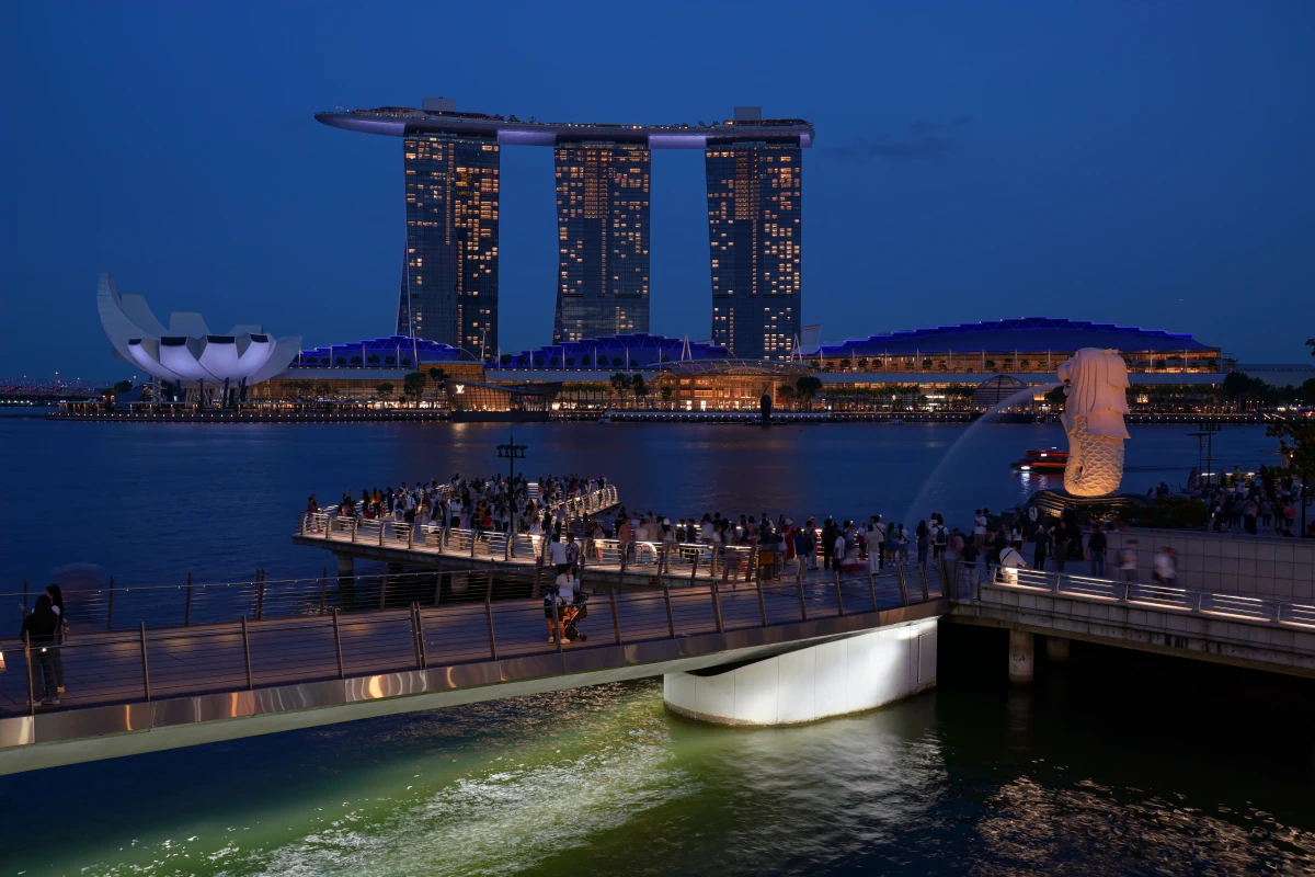 Marina Bay Sands und Merlion, das Wahrzeichen Singapurs, in der Blauen Stunde