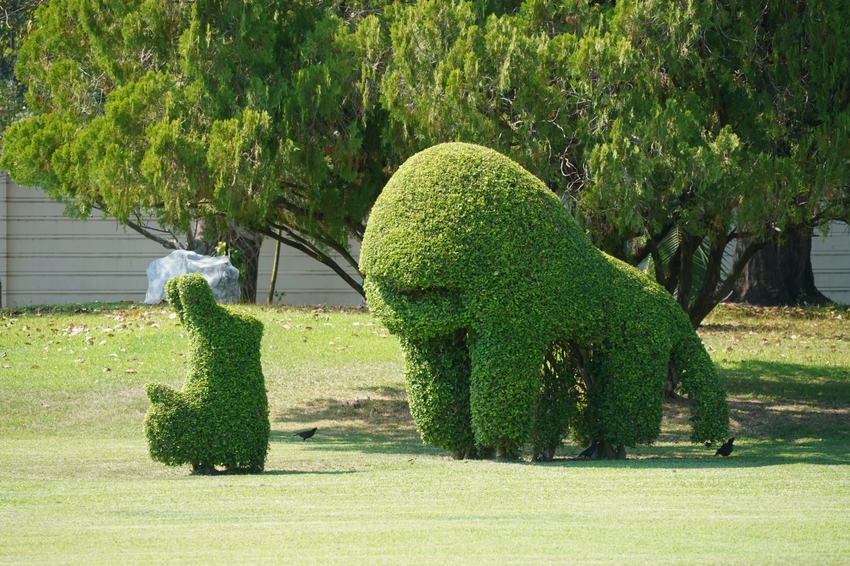 Buchsbaum-Skulptur im Sommerpalast von Bang Pa-in: ein Hase und Affe