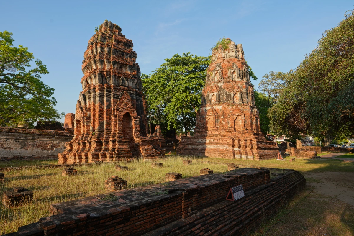 Viele Prangs stehen schief, so auch die von Wat Mahathat in Ayutthaya