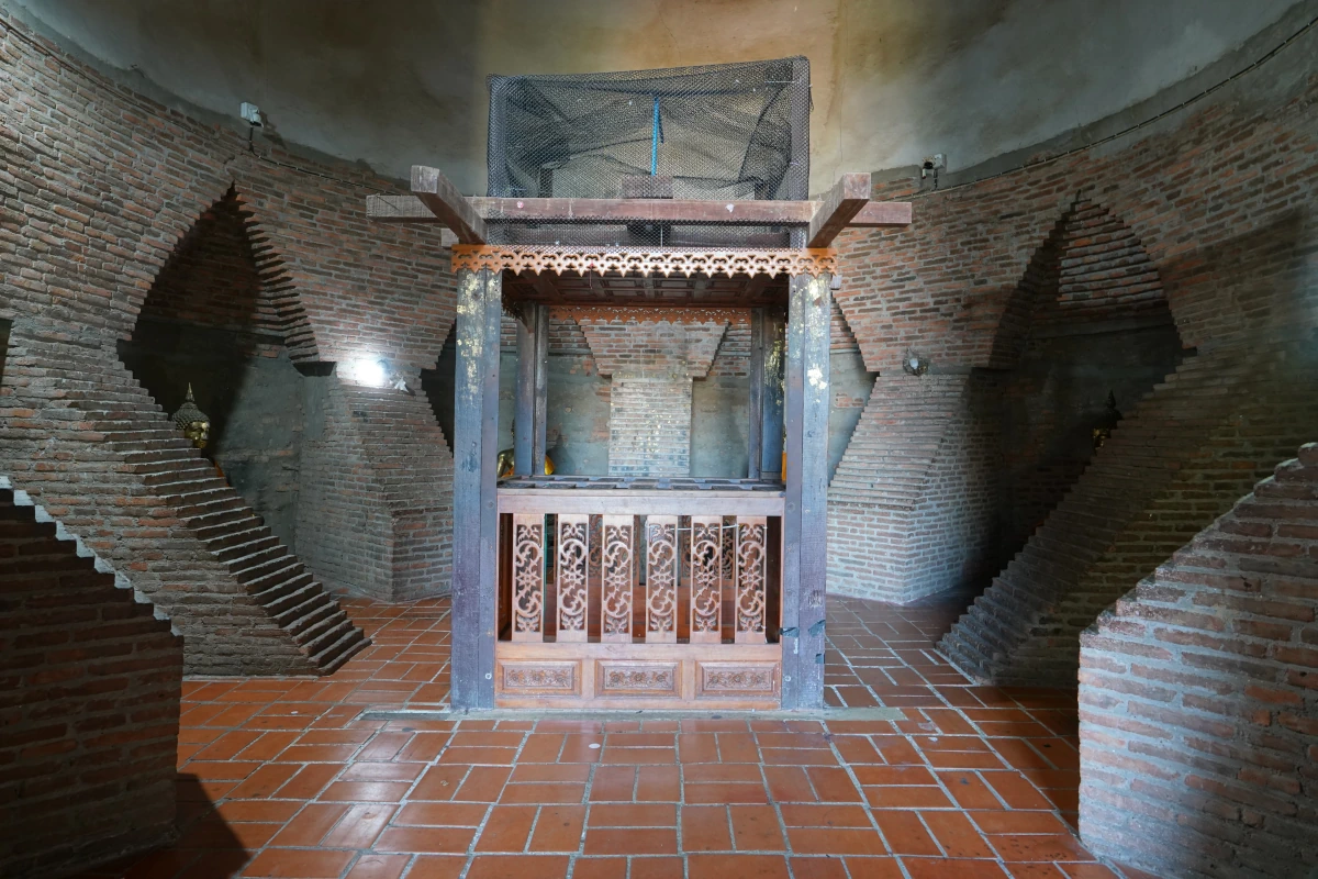 Raum an der Spitze des Chedi von Wat Yai Chai Mongkon in Ayutthaya