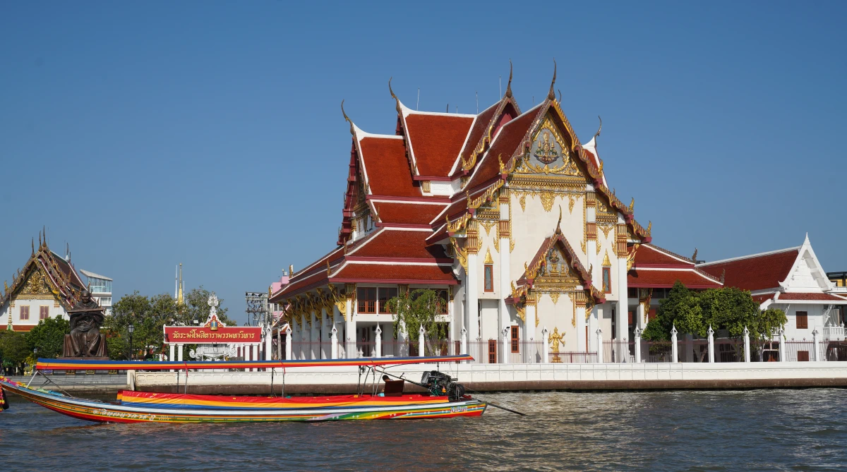 Wat Rakhang Khositaram Woramahaviharn am Chao Phraya in Bangkok