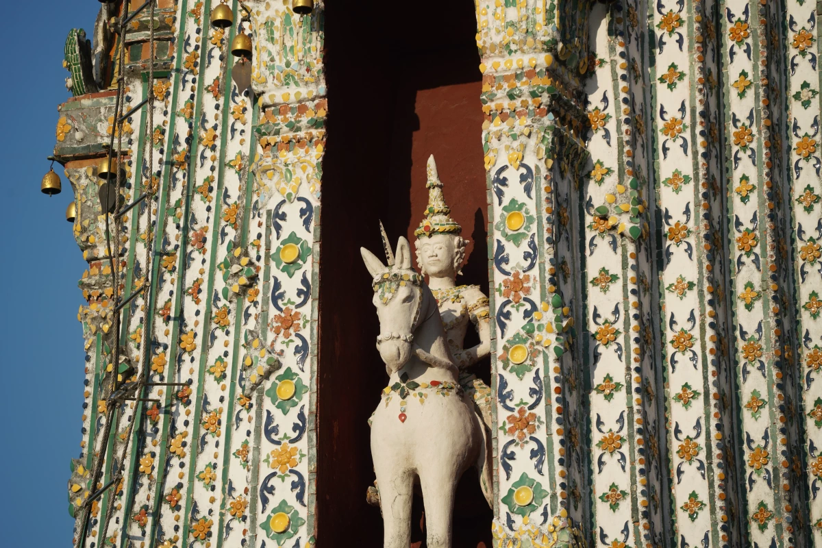 Buddha auf einem Einhorn im Wat Arun in Bangkok