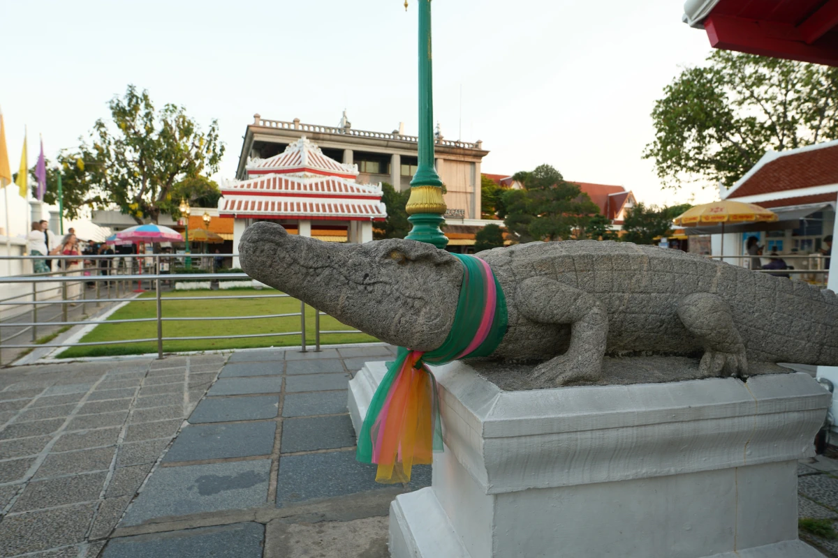 Krokodil mit Kravatte in Wat Arun in Bangkok