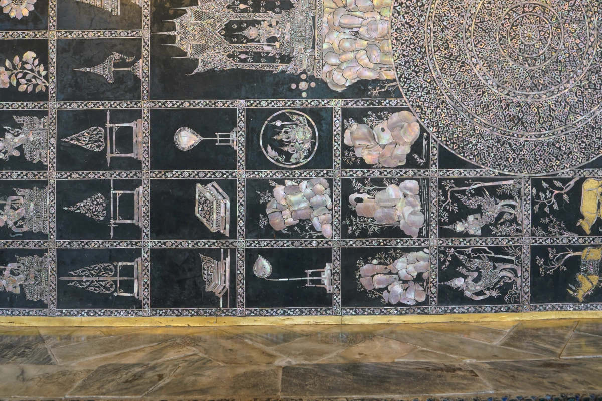 Details der Perlmutt-Bilder auf den Sohlen des Liegenden Buddha von Wat Pho in Bangkok