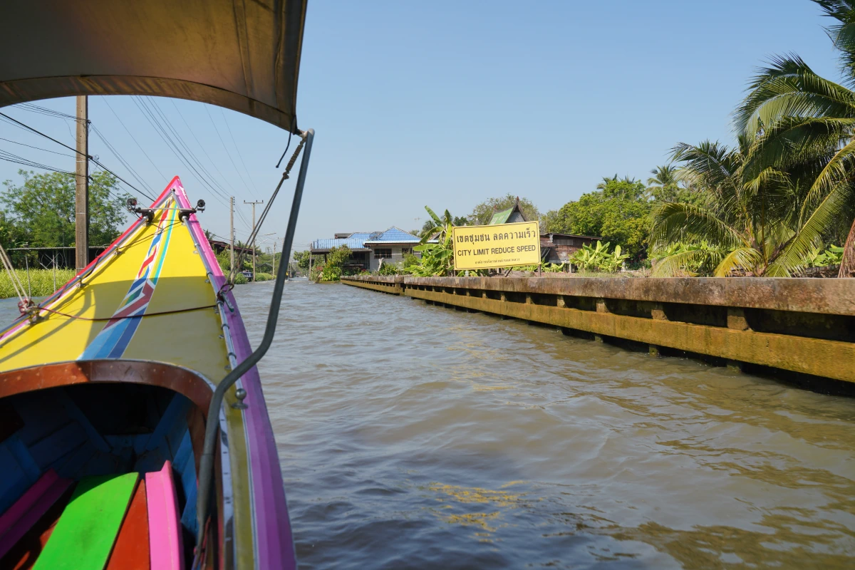 „Stadtgrenze – langsam fahren“ ist für den Fahrer das Zeichen, mal so richtig Gas zu geben