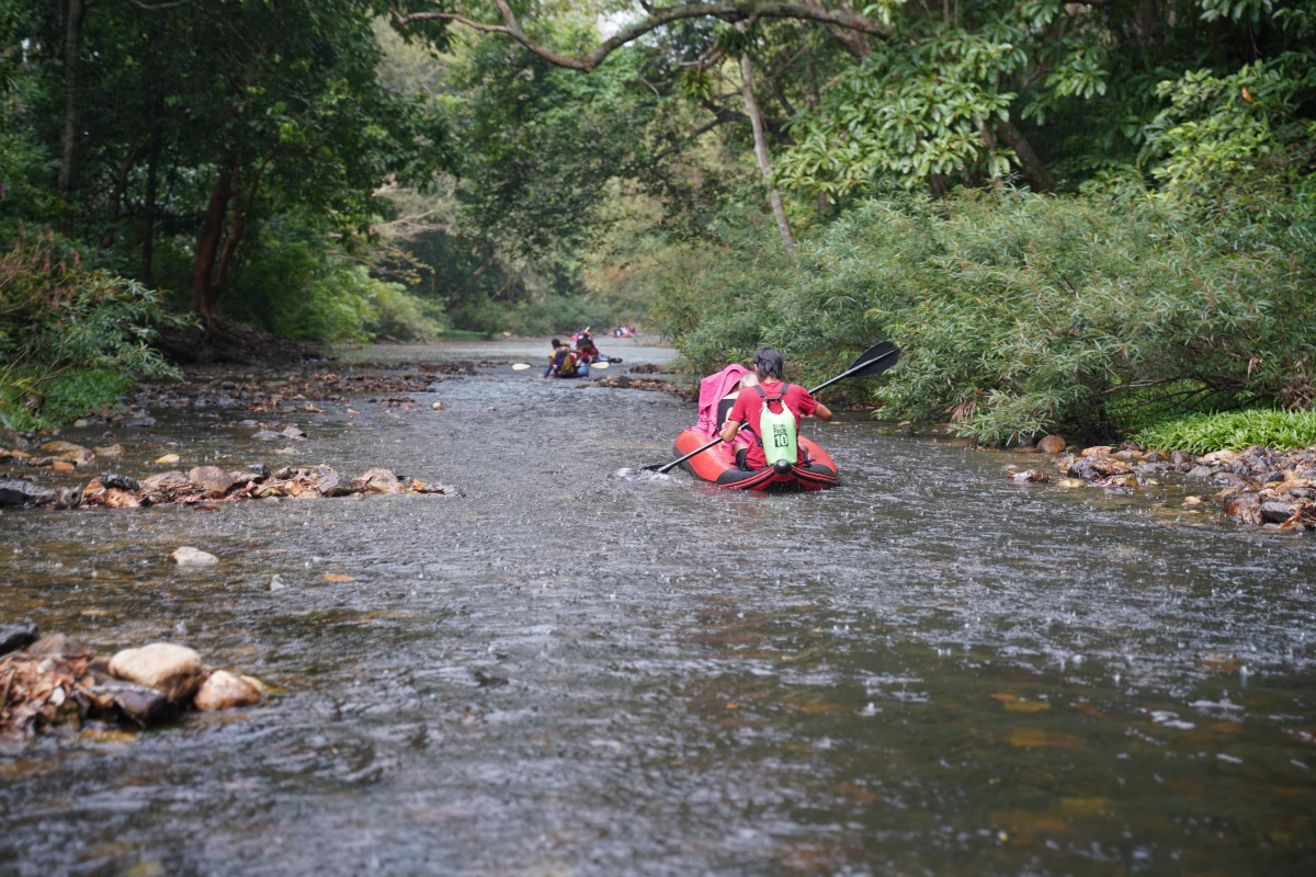 Regen auf dem Sok-Fluss