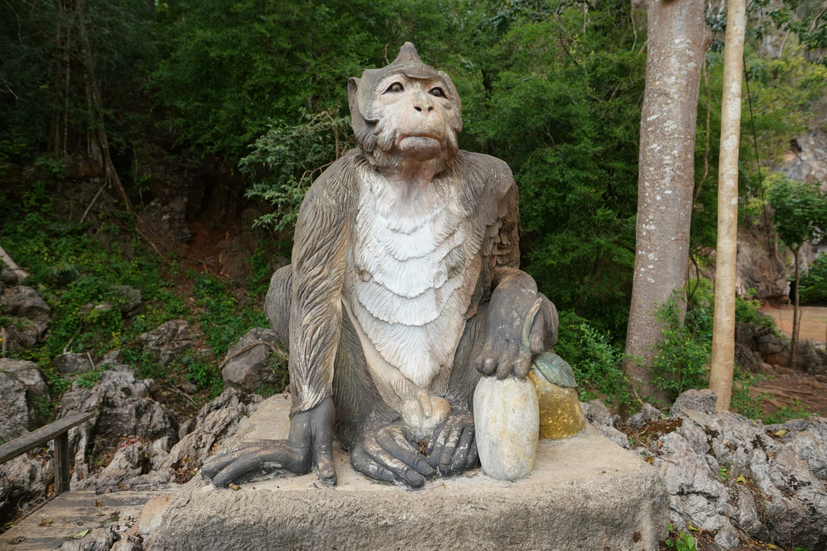 Affenstatue am Eingang zum Affentempel Wat Tham Phanthurat in Khao Sok