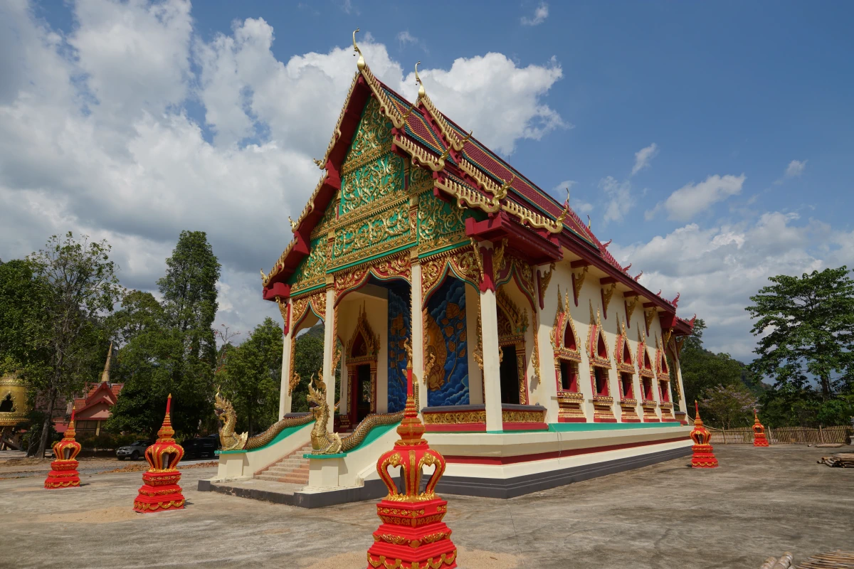 Ordinationshalle des Affentempels Wat Tham Phanthurat in Khao Sok