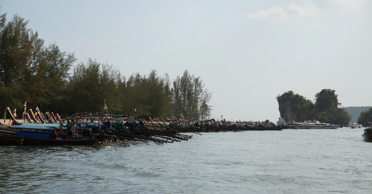 Unzählige Langschwanzboote im Hafen von Nopharat Thara
