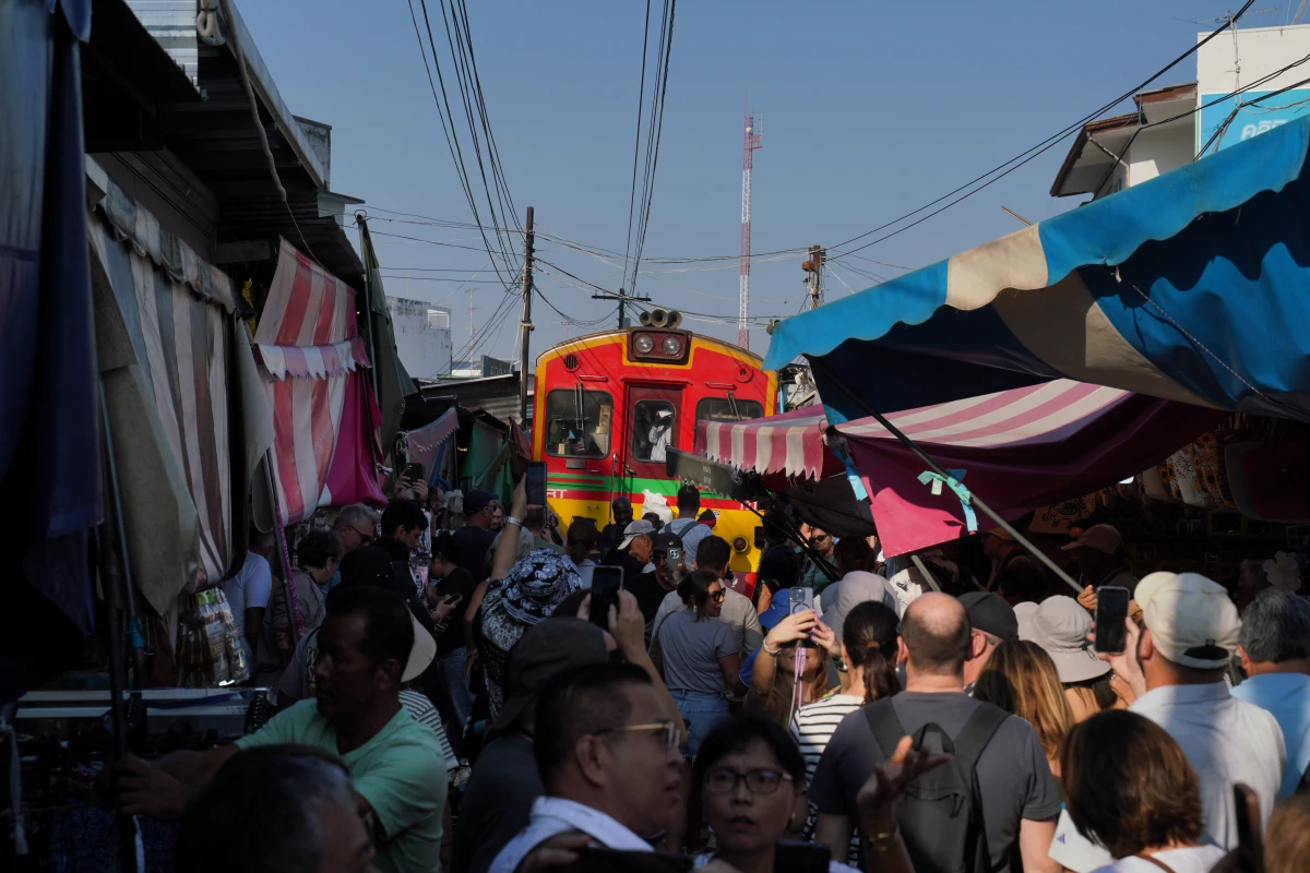 Kaum hat der Zug den Mae Klong Railway Market durchquert, werden die Stände wieder aufgeklappt