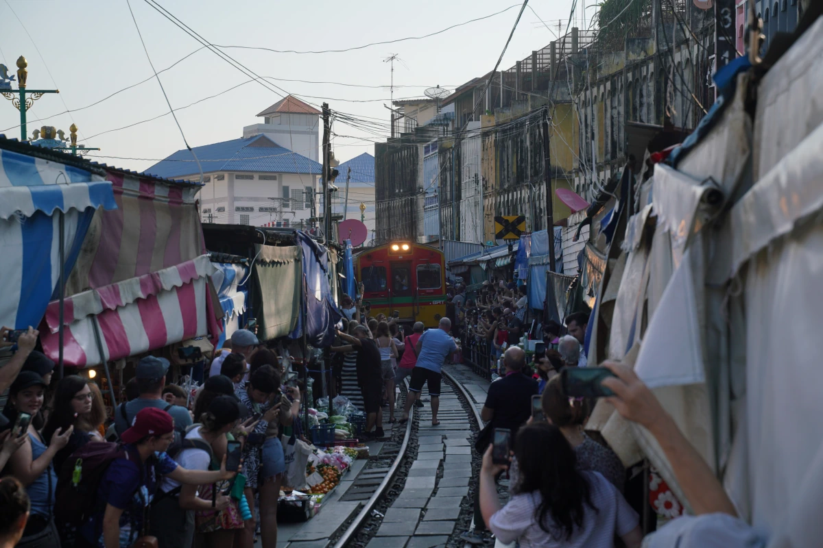 Ein Zug fährt durch den Mae Klong Railway Market