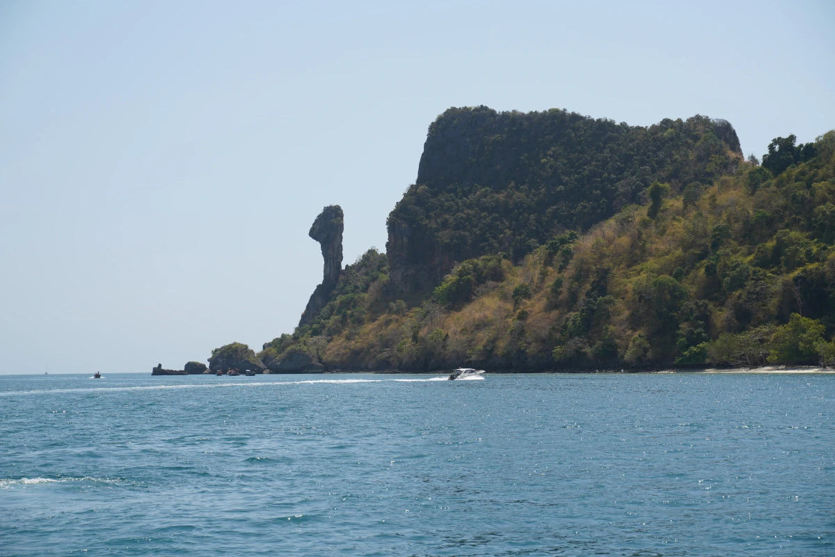 Felsen in der Gestalt eines Hühnerkopfes auf Ko Poda Nok (Chicken Island)
