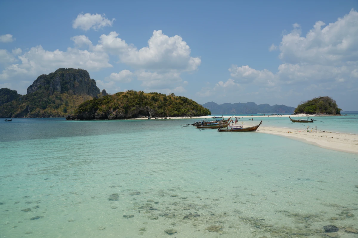Thale Waek (vorne), links im Hintergrund Ko Poda Nai