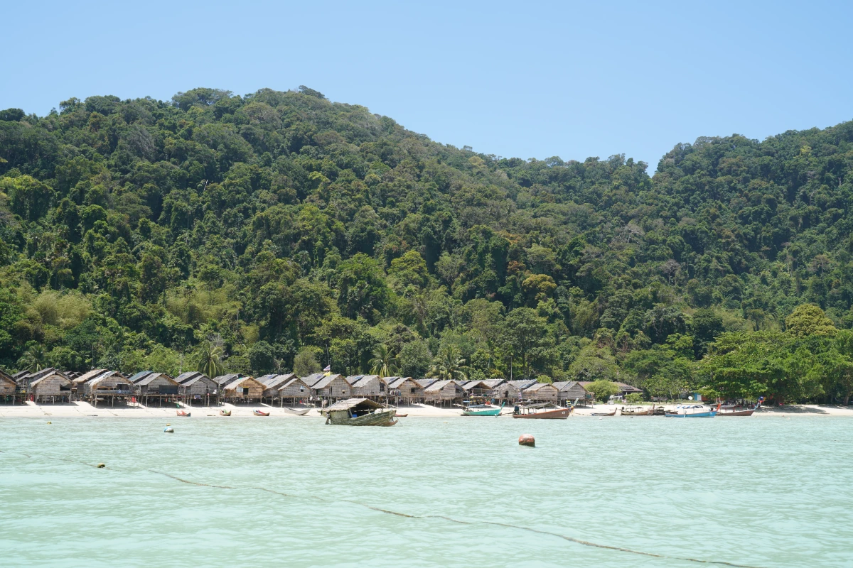 Moren-Dorf auf Ko Surin Tai (Südliche Surin-Insel)