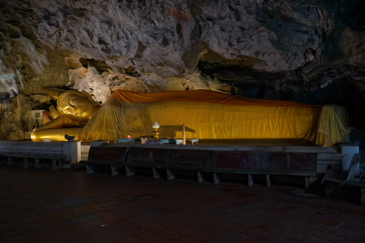 Liegender Buddha in der Buddha-Höhle bei Petchaburi