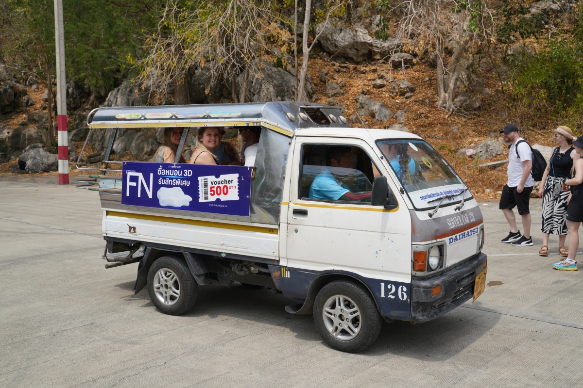 Fahrzeug für den Transport von Busreisenden zur Buddha-Höhle bei Petchaburi