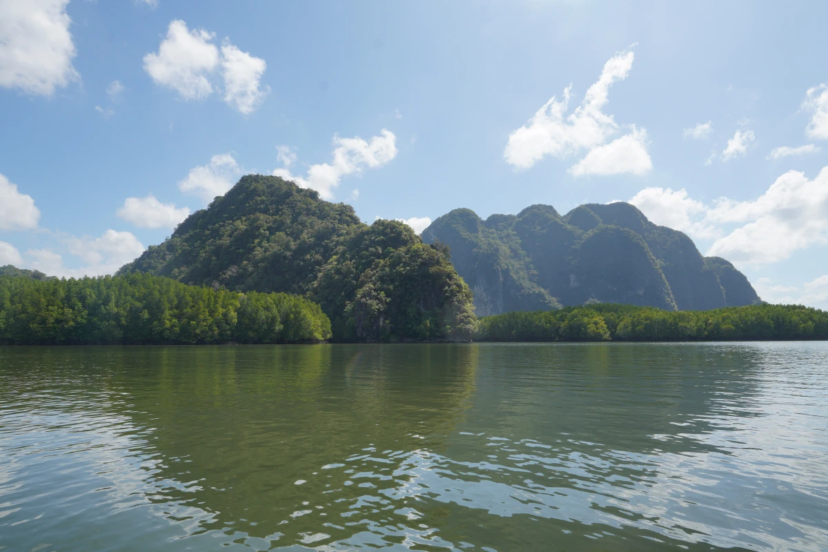 Typische Felsformationen in der Phang-Nga-Bucht