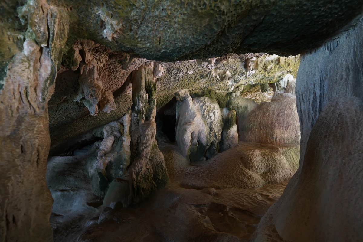 Kleine Tropfsteinhöhle von Khao Phing Kan („James-Bond-Insel“)