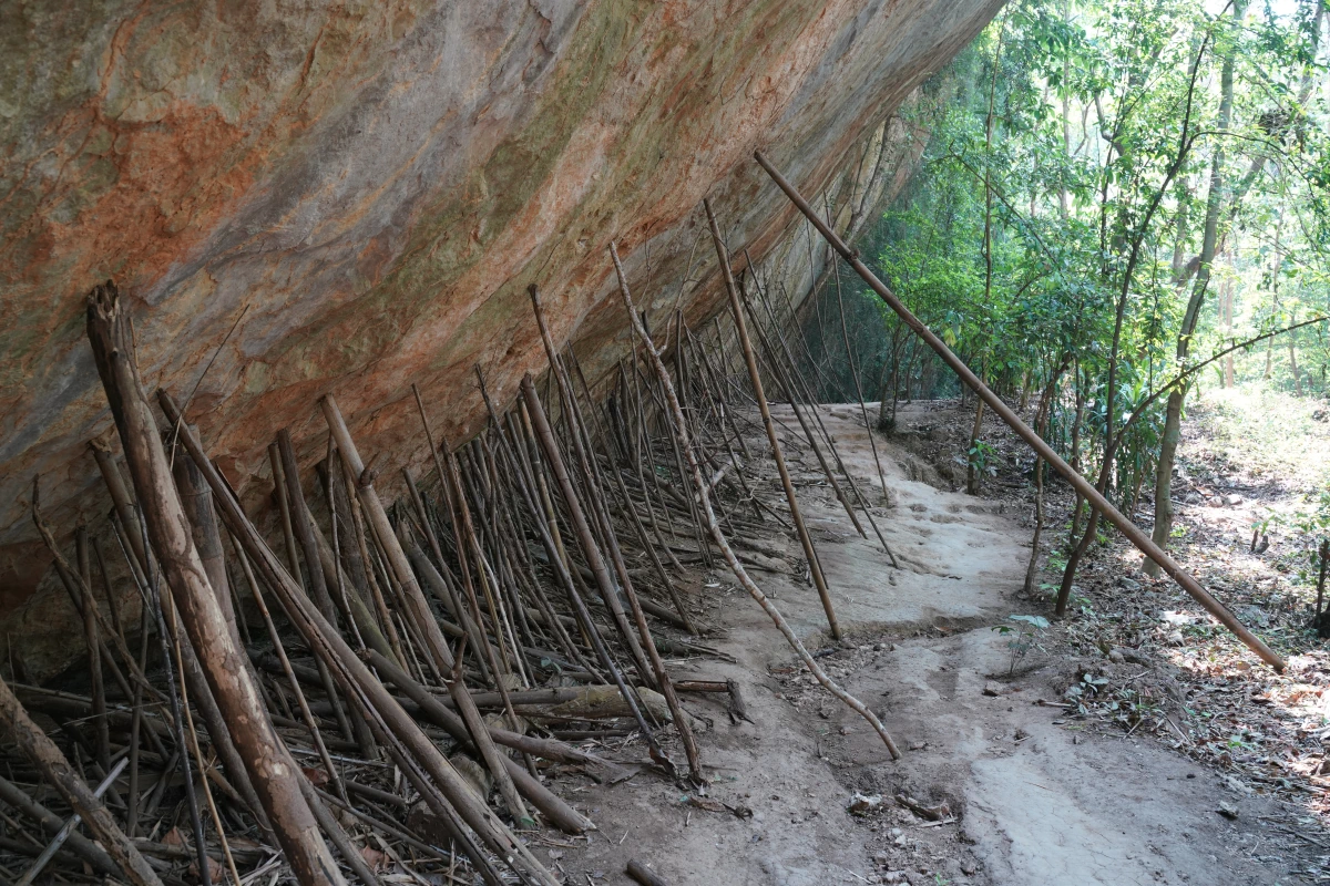 Abgestützter Felsen in Mon am River Kwae – super, super sicher