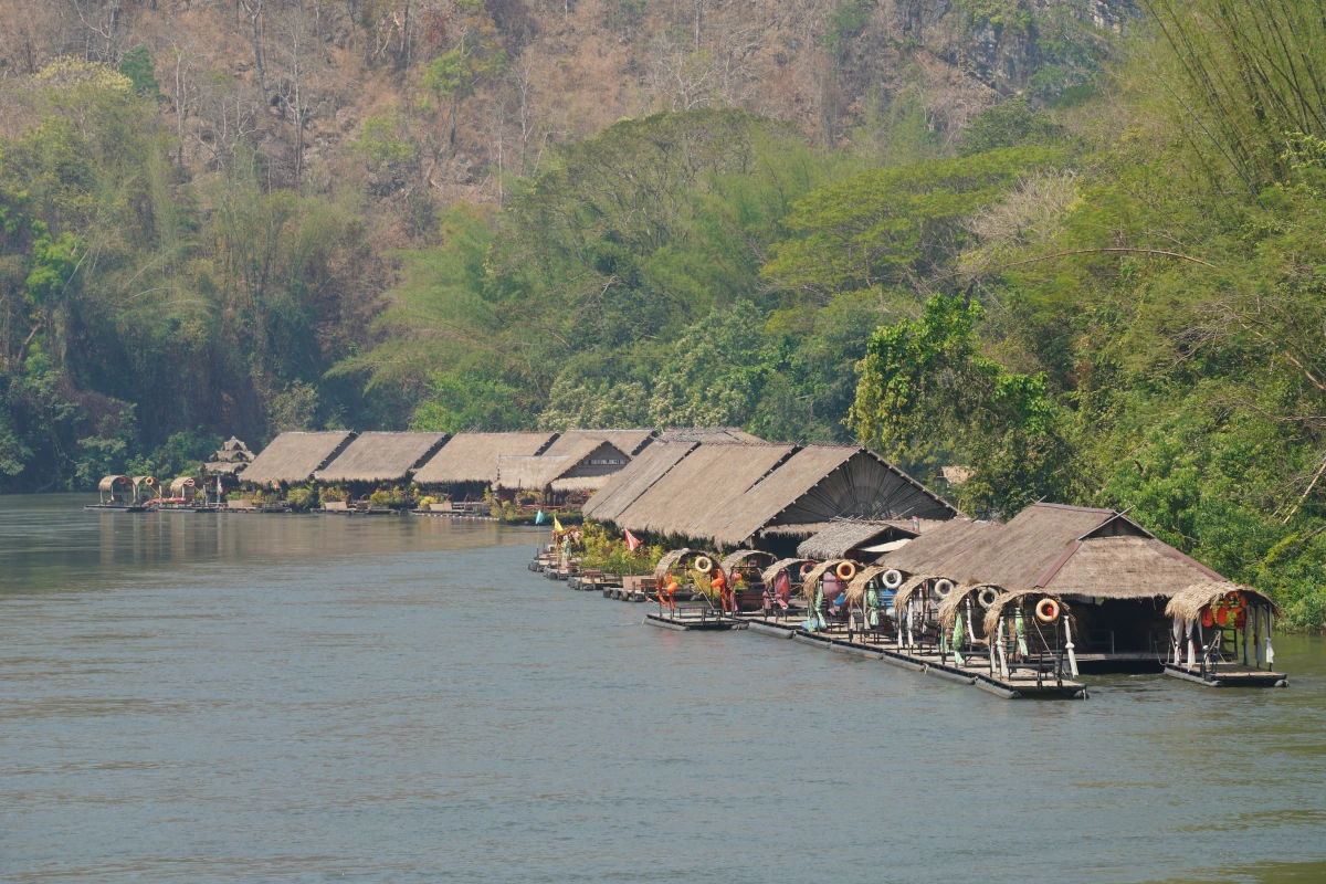 Aussichtspunkt bei Mon am River Kwae, Blick auf die River Kwae Jungle Rafts