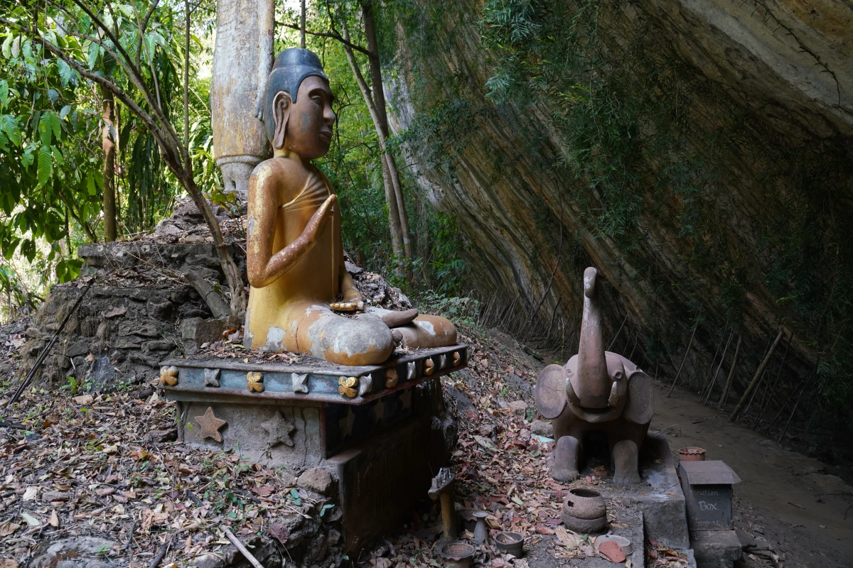 Buddha-Schrein vor der Buddha-Höhle bei Mon am River Kwae