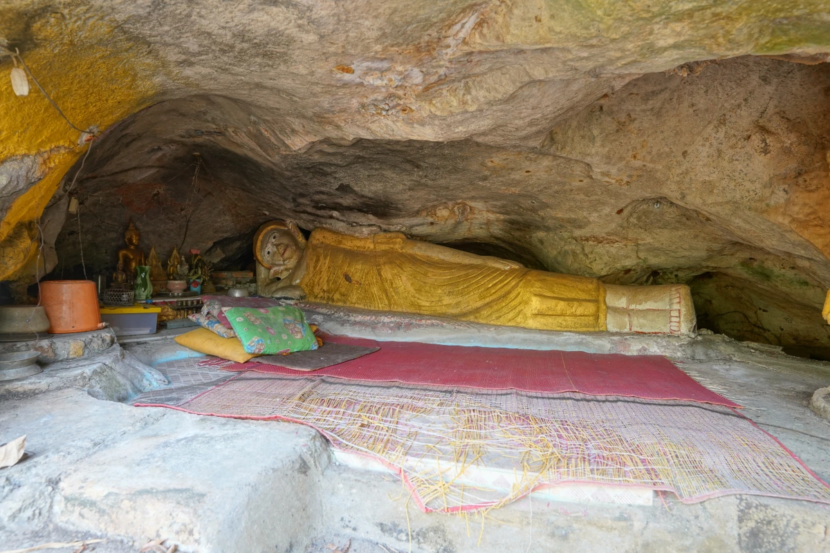 Liegender Buddha in einer Höhle direkt oberhalb des Tempels von Mon am River Kwae