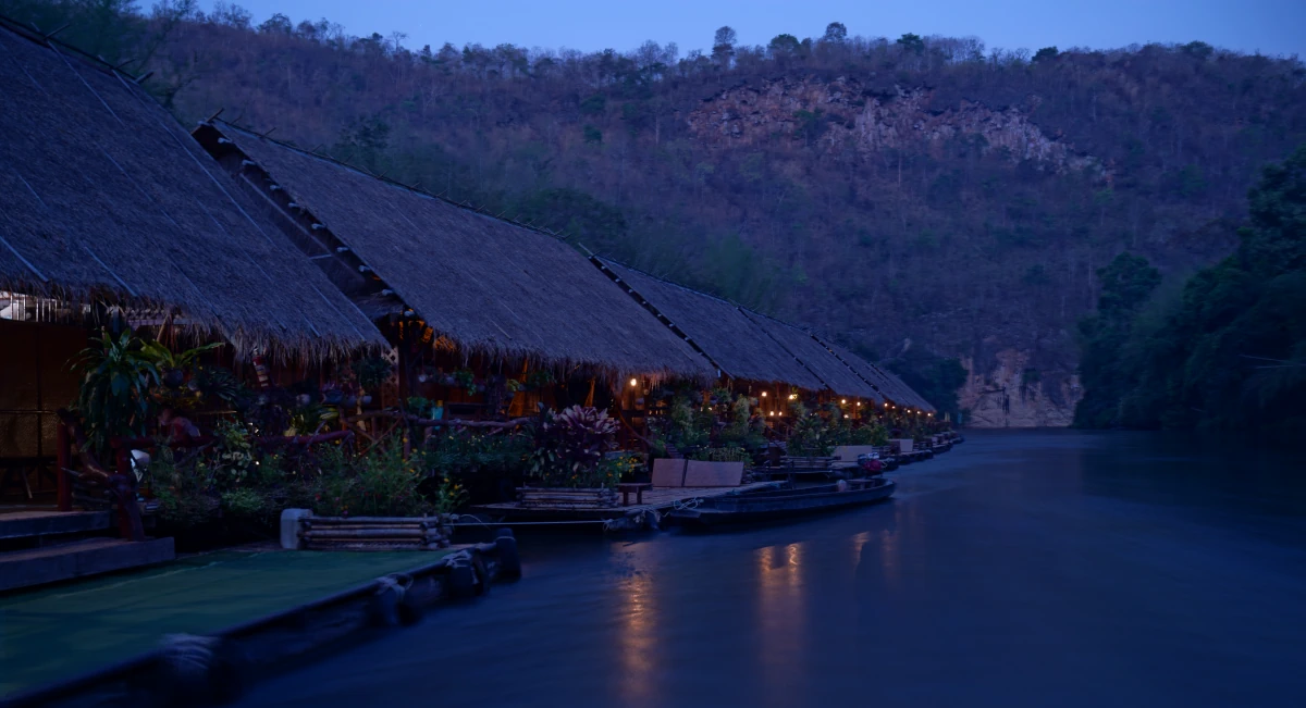 River Kwae Jungle Rafts in der Blauen Stunde
