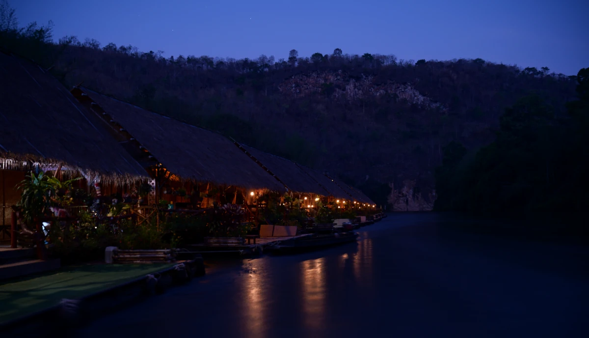 River Kwae Jungle Rafts in der Blauen Stunde