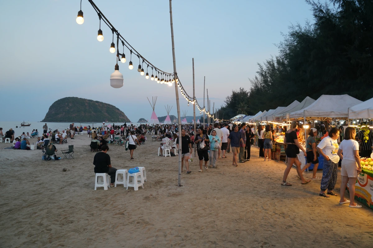 Nachtmarkt am Strand von Sam Roi Yod