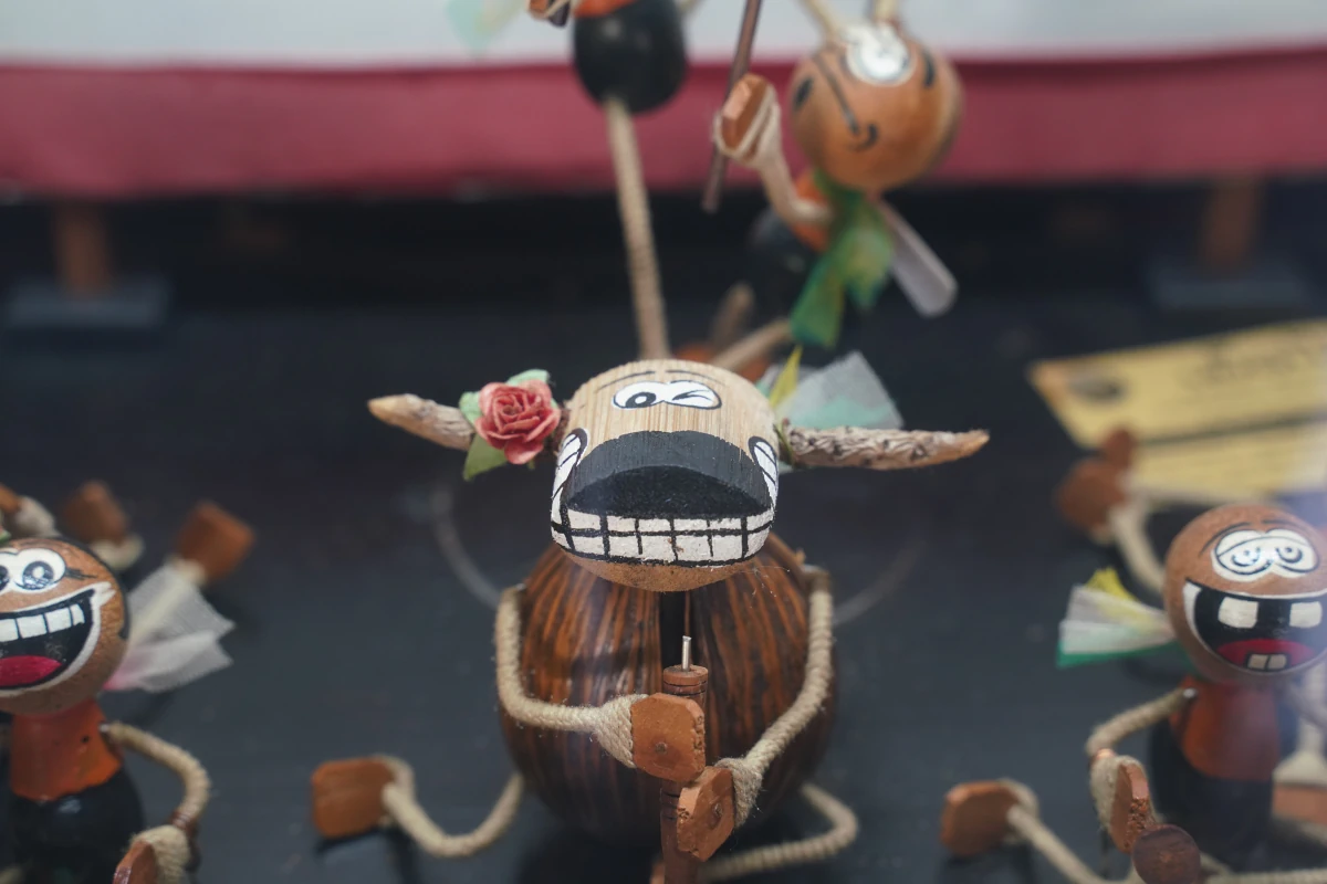 Figuren in einem Diorama im Wat Khanon Nang Yai Museum simulieren ein Schattentheater