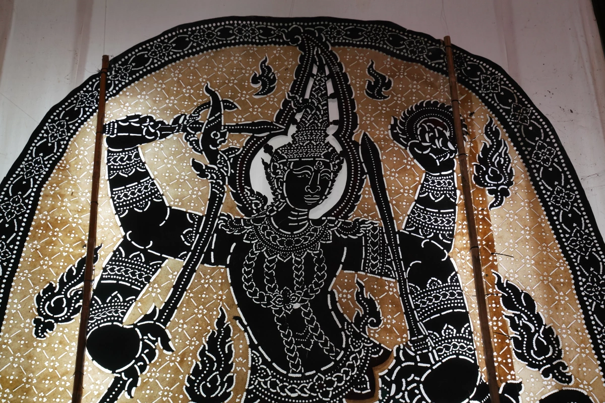 Schattenbild des Königs im Wat Khanon Nang Yai Museum