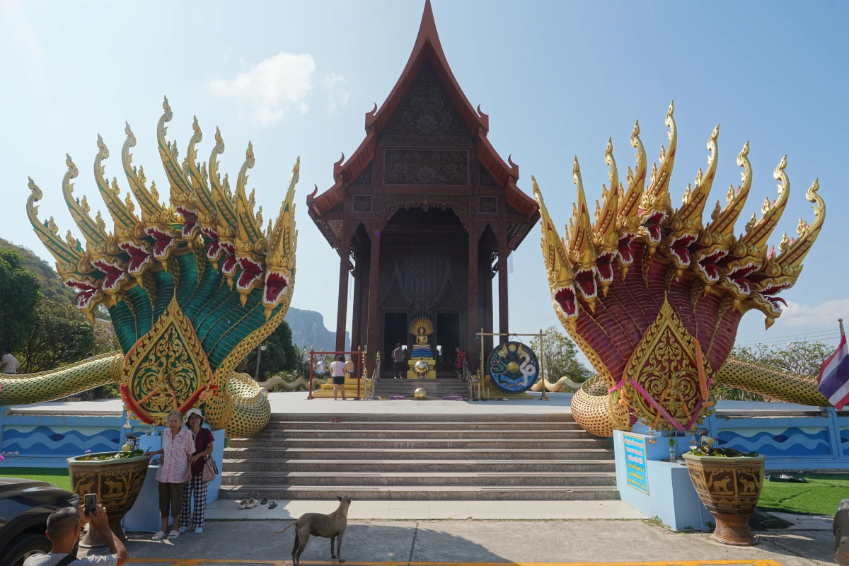 Wat Ao Noi, davor Buddha geschützt von Nagas
