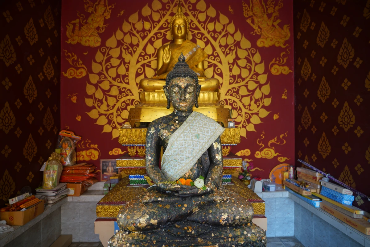 Blattgoldbuddha im Wat Khao Chong Krachok