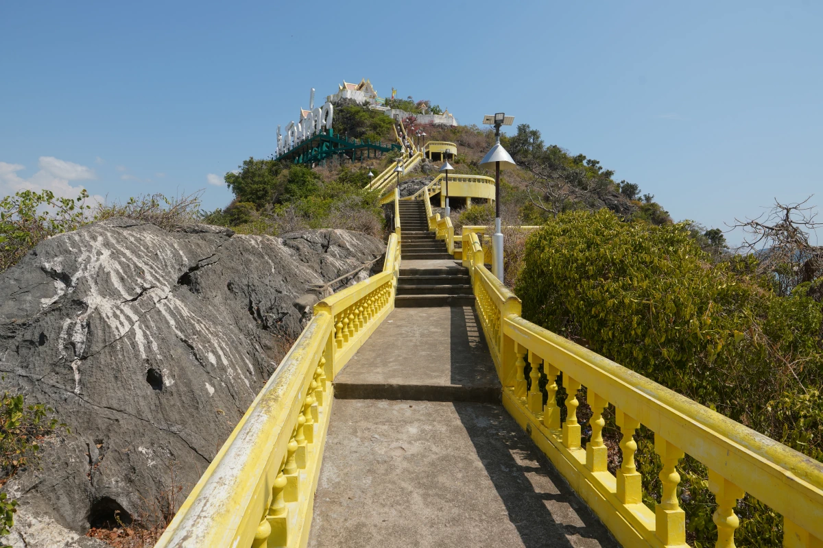 Weg zum oberen Wat Khao Chong Krachok